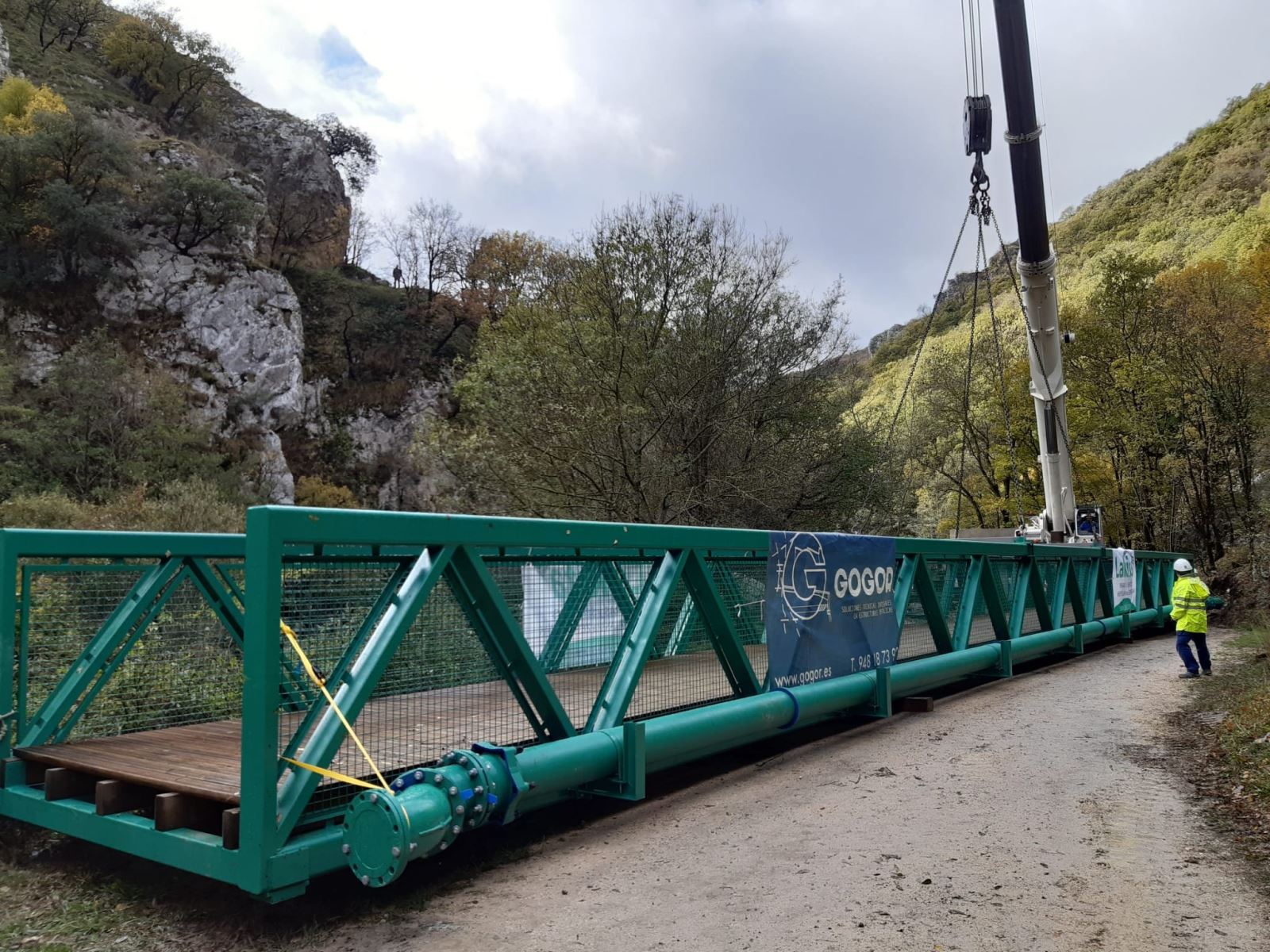 Instalacin de pasarela en Kaserma, mejoras de conexin en la Va Verde del Plazaola