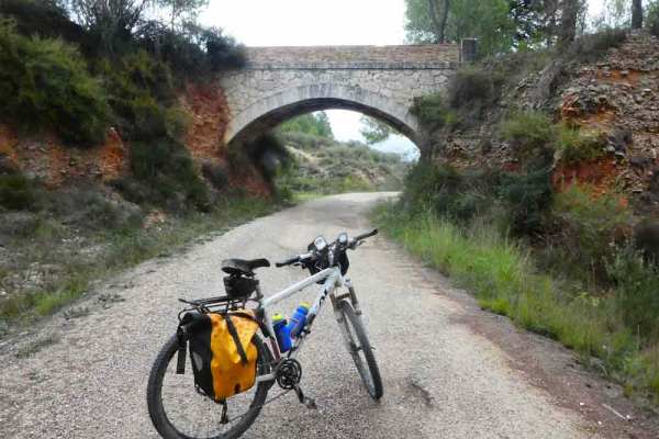 Rutas Pangea organizan viajes en bicicleta por las Vas Verdes desde 1993